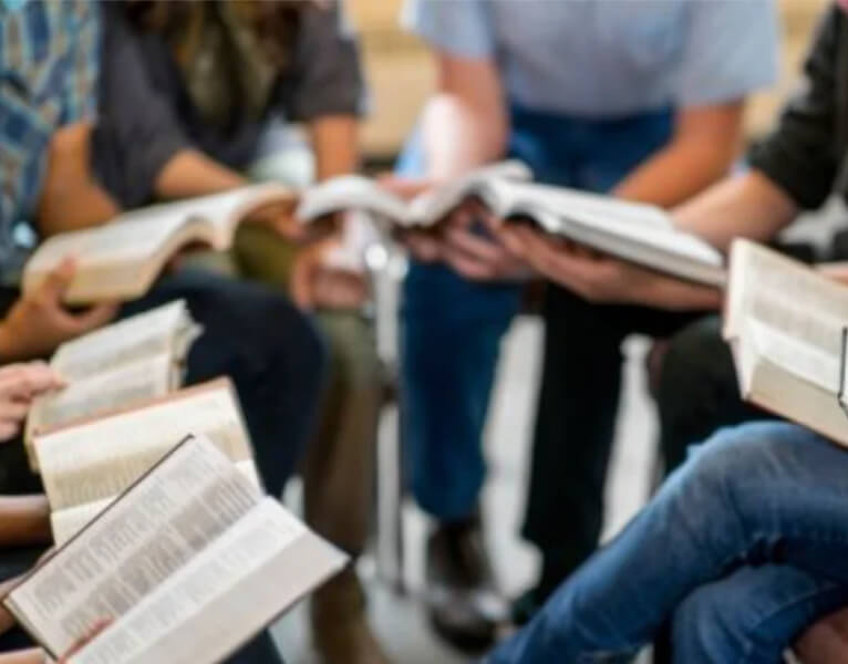 Personas estudiando la Biblia